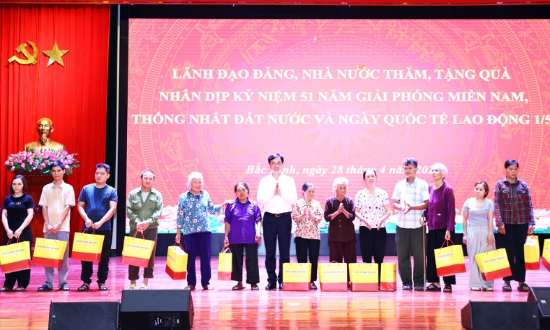  Trưởng Ban Tổ chức Trung ương Nguyễn Duy Ngọc thăm, tặng quà tại Bắc Ninh